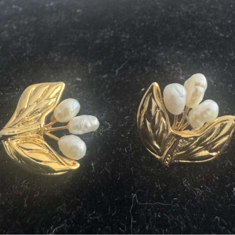 Womens retro seed pearl earrings.